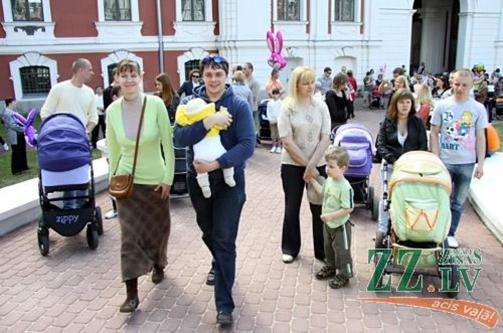 Ikgadējā Lieldienu pastaiga, kas Jelgavas pils parkā notika jau astoņpadsmito reizi, jaukajā pavasara laikā pulcēja daudz interesentu. Šūpošanās un olu ripināšana, radošās darbnīcas, atrakcijas un konkursi – šādas izklaides piedāvāja...