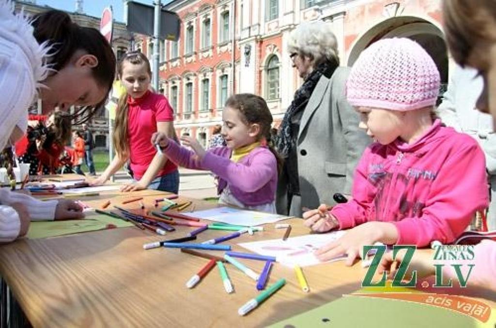 Ikgadējā Lieldienu pastaiga, kas Jelgavas pils parkā notika jau astoņpadsmito reizi, jaukajā pavasara laikā pulcēja daudz interesentu. Šūpošanās un olu ripināšana, radošās darbnīcas, atrakcijas un konkursi – šādas izklaides piedāvāja...