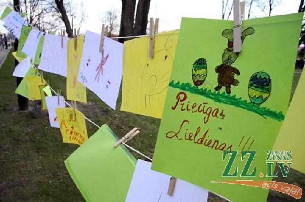 Ikgadējā Lieldienu pastaiga, kas Jelgavas pils parkā notika jau astoņpadsmito reizi, jaukajā pavasara laikā pulcēja daudz interesentu. Šūpošanās un olu ripināšana, radošās darbnīcas, atrakcijas un konkursi – šādas izklaides piedāvāja...