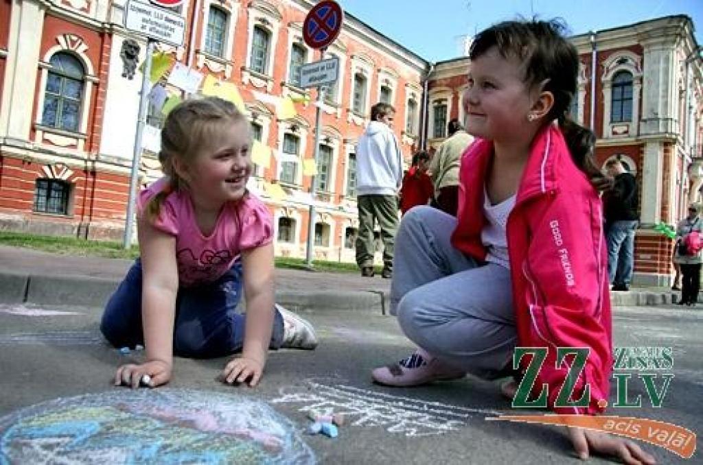 Ikgadējā Lieldienu pastaiga, kas Jelgavas pils parkā notika jau astoņpadsmito reizi, jaukajā pavasara laikā pulcēja daudz interesentu. Šūpošanās un olu ripināšana, radošās darbnīcas, atrakcijas un konkursi – šādas izklaides piedāvāja...