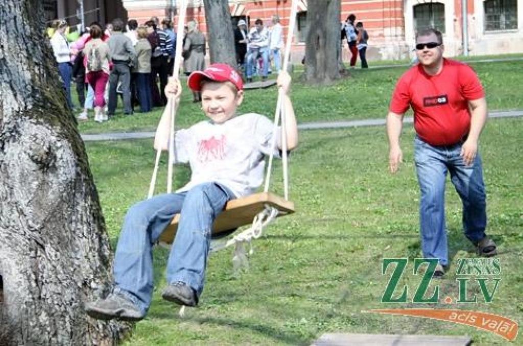 Ikgadējā Lieldienu pastaiga, kas Jelgavas pils parkā notika jau astoņpadsmito reizi, jaukajā pavasara laikā pulcēja daudz interesentu. Šūpošanās un olu ripināšana, radošās darbnīcas, atrakcijas un konkursi – šādas izklaides piedāvāja...