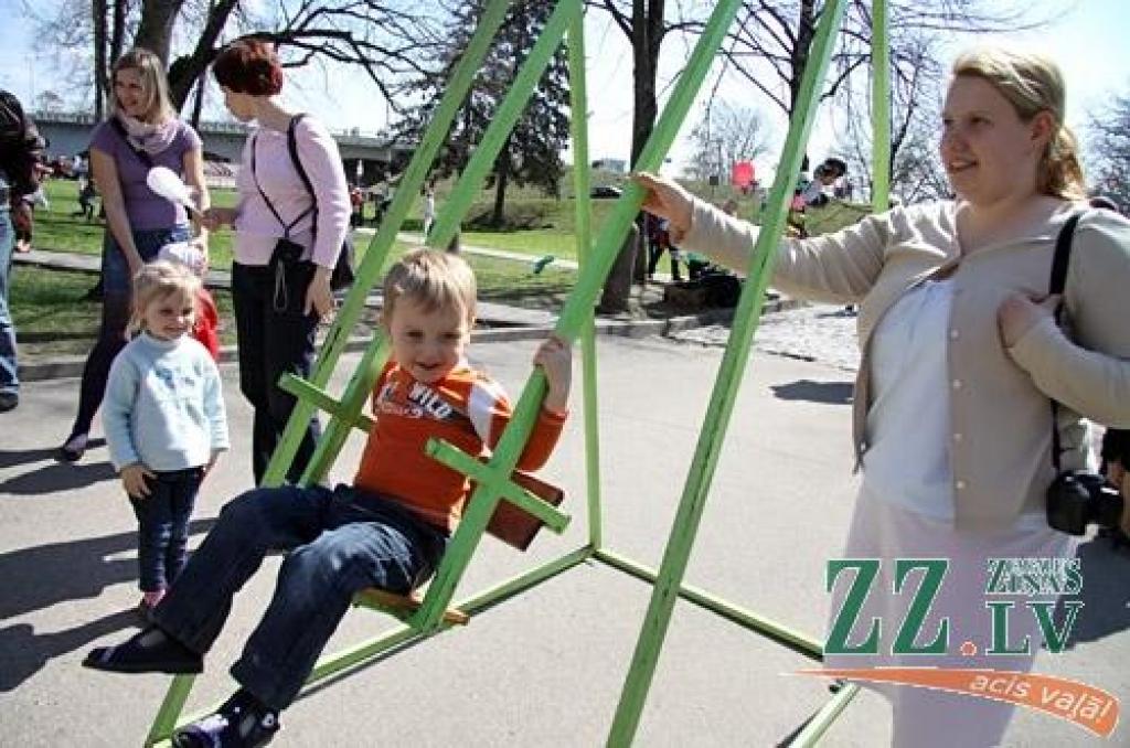 Ikgadējā Lieldienu pastaiga, kas Jelgavas pils parkā notika jau astoņpadsmito reizi, jaukajā pavasara laikā pulcēja daudz interesentu. Šūpošanās un olu ripināšana, radošās darbnīcas, atrakcijas un konkursi – šādas izklaides piedāvāja...