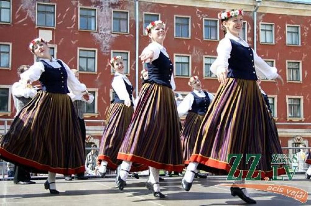 Ikgadējā Lieldienu pastaiga, kas Jelgavas pils parkā notika jau astoņpadsmito reizi, jaukajā pavasara laikā pulcēja daudz interesentu. Šūpošanās un olu ripināšana, radošās darbnīcas, atrakcijas un konkursi – šādas izklaides piedāvāja...