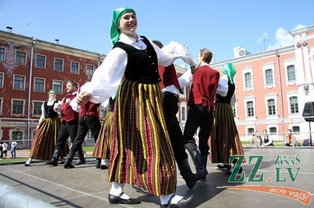 Ikgadējā Lieldienu pastaiga, kas Jelgavas pils parkā notika jau astoņpadsmito reizi, jaukajā pavasara laikā pulcēja daudz interesentu. Šūpošanās un olu ripināšana, radošās darbnīcas, atrakcijas un konkursi – šādas izklaides piedāvāja...