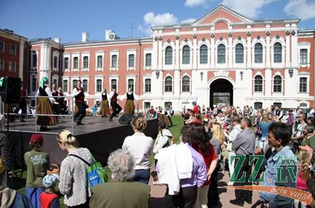 Ikgadējā Lieldienu pastaiga, kas Jelgavas pils parkā notika jau astoņpadsmito reizi, jaukajā pavasara laikā pulcēja daudz interesentu. Šūpošanās un olu ripināšana, radošās darbnīcas, atrakcijas un konkursi – šādas izklaides piedāvāja...
