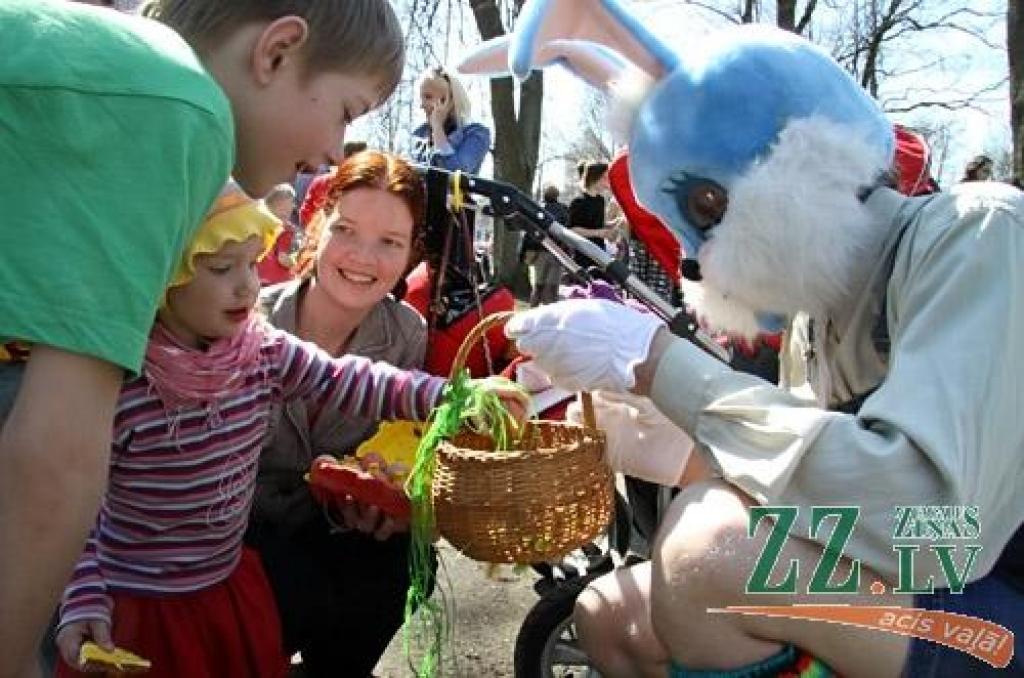 Ikgadējā Lieldienu pastaiga, kas Jelgavas pils parkā notika jau astoņpadsmito reizi, jaukajā pavasara laikā pulcēja daudz interesentu. Šūpošanās un olu ripināšana, radošās darbnīcas, atrakcijas un konkursi – šādas izklaides piedāvāja...