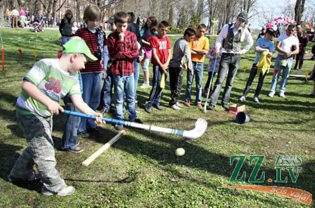 Ikgadējā Lieldienu pastaiga, kas Jelgavas pils parkā notika jau astoņpadsmito reizi, jaukajā pavasara laikā pulcēja daudz interesentu. Šūpošanās un olu ripināšana, radošās darbnīcas, atrakcijas un konkursi – šādas izklaides piedāvāja...