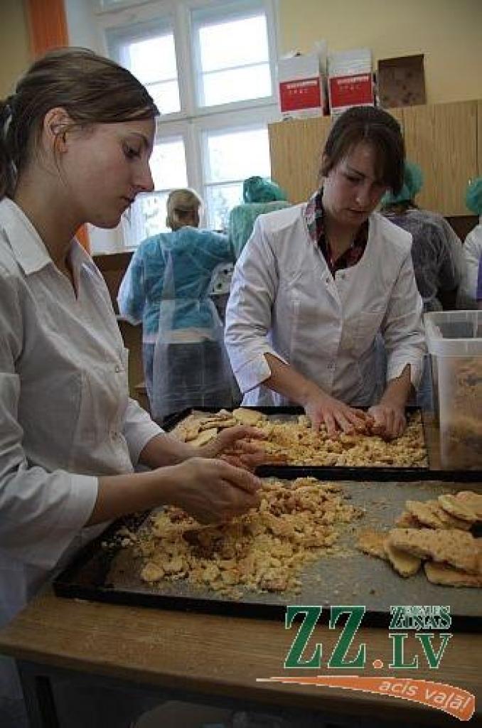 Latvijas Lauksaimniecības universitātes Pārtikas tehnoloģijas fakultātes svētkus - «Putru dienas» - 19.aprīlī studenti iezīmēja ar jaunu rekordu – smagāko Latvijas kūku «Skudru pūznis».
Apmēram 470 kilogramu smagā kūka pagatavota no 200...