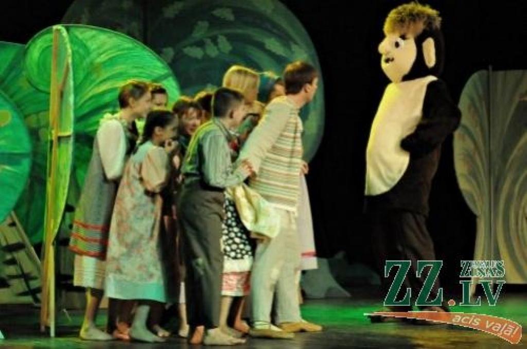 Pasakainus brīnumus piedzīvoja skatītāji, kas bija liecinieki režisores Lūcijas Ņefedovas izrādei «Sprīdītis» pirmizrādei Jelgavas kultūras namā 16. un 17.aprīlī.
Izrādes kostīmus veidojusi Valentīna Romanovska – Freiberga, scenogrāfs –...