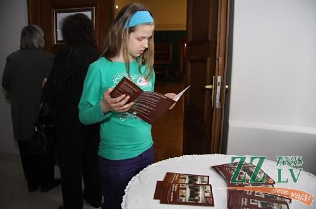 Jelgava, kā to Pavasara izstādes atklāšanā ceturtdien Ģ.Eliasa Vēstures un mākslas muzejā uzsvēra muzeja direktores vietniece Marija Kaupere, ir viena no pirmajām pilsētām, kas šogad aizsāk Mākslas dienu pasākumus Latvijā. Pie tam ar sen...