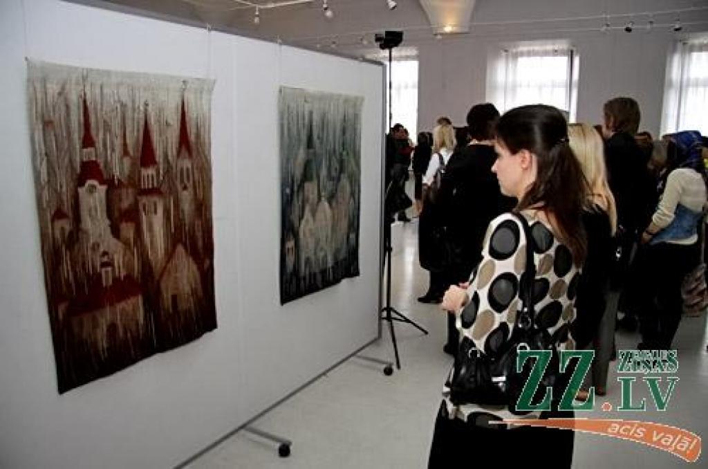 Jelgava, kā to Pavasara izstādes atklāšanā ceturtdien Ģ.Eliasa Vēstures un mākslas muzejā uzsvēra muzeja direktores vietniece Marija Kaupere, ir viena no pirmajām pilsētām, kas šogad aizsāk Mākslas dienu pasākumus Latvijā. Pie tam ar sen...
