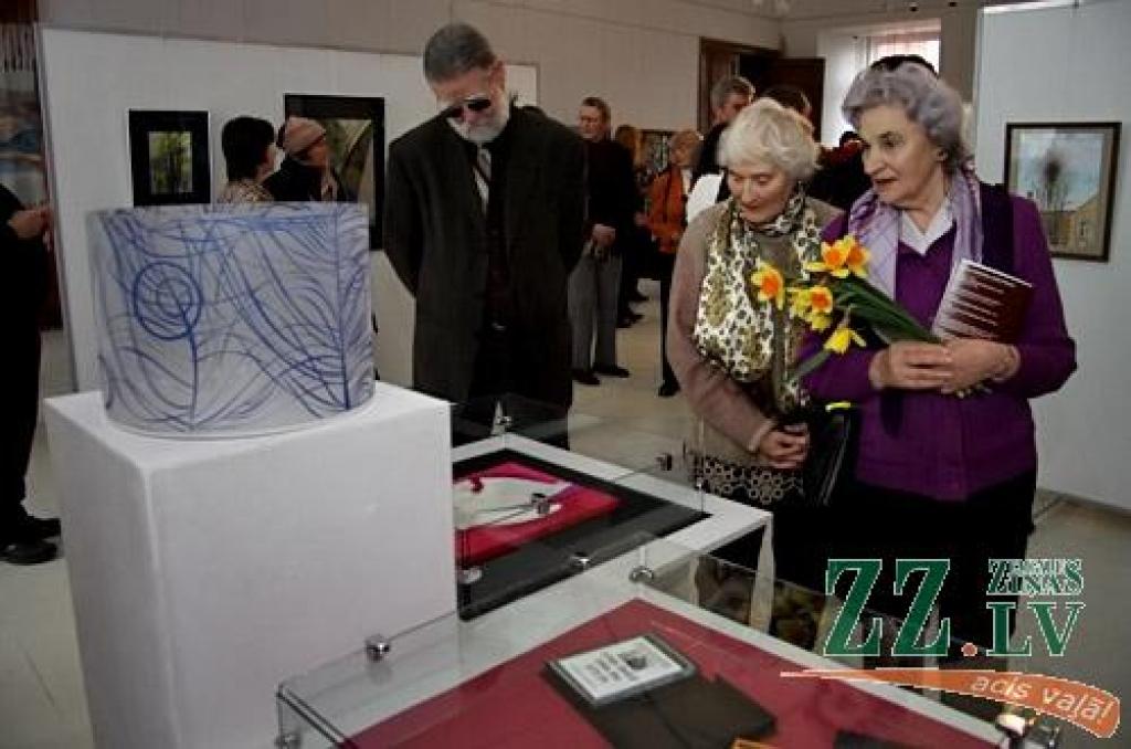 Jelgava, kā to Pavasara izstādes atklāšanā ceturtdien Ģ.Eliasa Vēstures un mākslas muzejā uzsvēra muzeja direktores vietniece Marija Kaupere, ir viena no pirmajām pilsētām, kas šogad aizsāk Mākslas dienu pasākumus Latvijā. Pie tam ar sen...