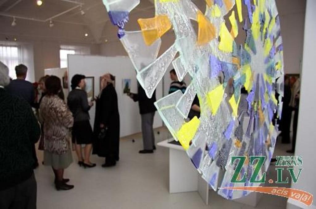 Jelgava, kā to Pavasara izstādes atklāšanā ceturtdien Ģ.Eliasa Vēstures un mākslas muzejā uzsvēra muzeja direktores vietniece Marija Kaupere, ir viena no pirmajām pilsētām, kas šogad aizsāk Mākslas dienu pasākumus Latvijā. Pie tam ar sen...