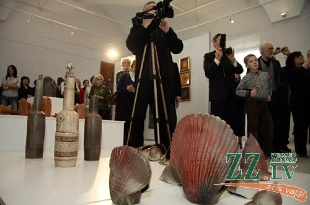 Jelgava, kā to Pavasara izstādes atklāšanā ceturtdien Ģ.Eliasa Vēstures un mākslas muzejā uzsvēra muzeja direktores vietniece Marija Kaupere, ir viena no pirmajām pilsētām, kas šogad aizsāk Mākslas dienu pasākumus Latvijā. Pie tam ar sen...