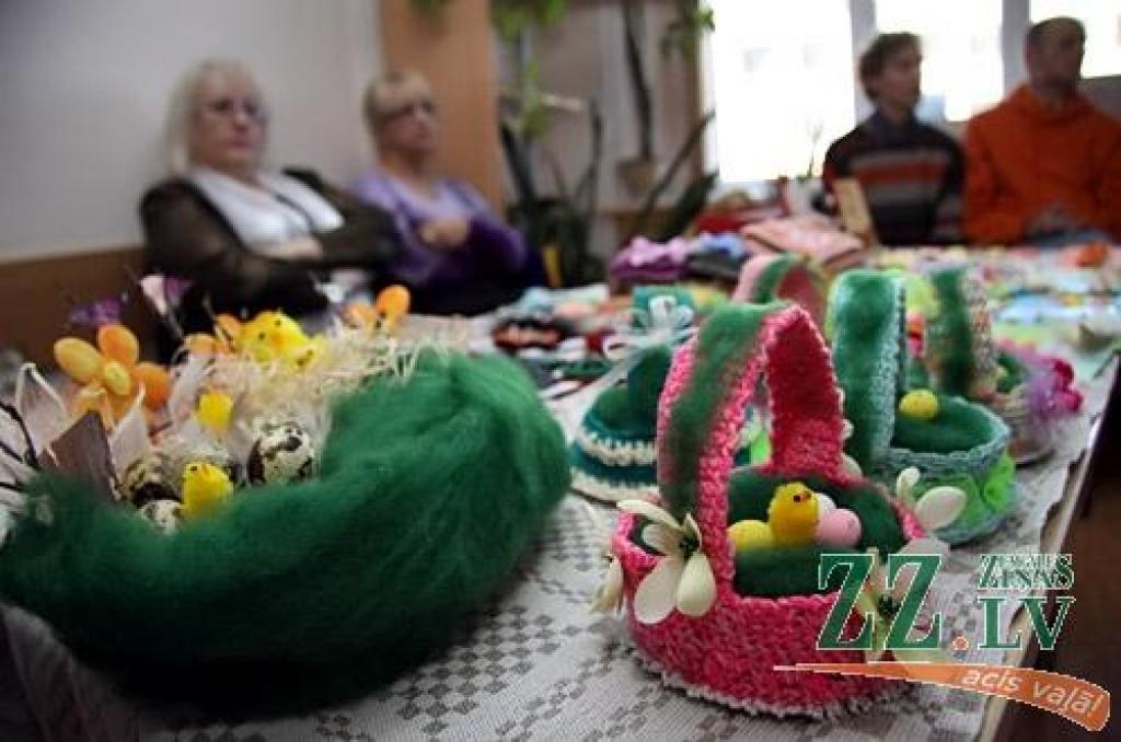 Brošas, atklātnes, krelles, kūkas, zeķes, jaunlaulāto mičošanas komplekts un cimdi – tik plašš bija Jelgavas Sociālo lietu pārvaldes grupu dzīvokļu, dienas centra «Integra», sociālās mājas, Valsts sociālās aprūpes centra «Zemgale» un...