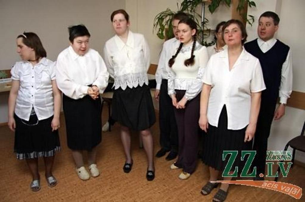 Brošas, atklātnes, krelles, kūkas, zeķes, jaunlaulāto mičošanas komplekts un cimdi – tik plašš bija Jelgavas Sociālo lietu pārvaldes grupu dzīvokļu, dienas centra «Integra», sociālās mājas, Valsts sociālās aprūpes centra «Zemgale» un...
