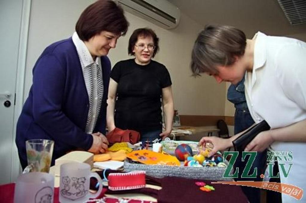 Brošas, atklātnes, krelles, kūkas, zeķes, jaunlaulāto mičošanas komplekts un cimdi – tik plašš bija Jelgavas Sociālo lietu pārvaldes grupu dzīvokļu, dienas centra «Integra», sociālās mājas, Valsts sociālās aprūpes centra «Zemgale» un...
