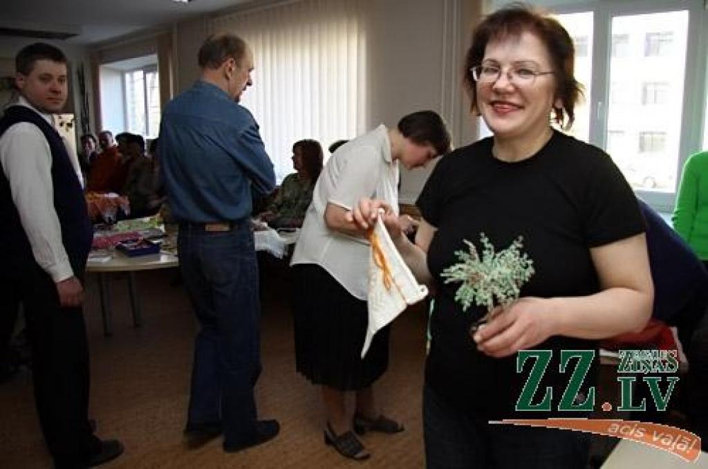 Brošas, atklātnes, krelles, kūkas, zeķes, jaunlaulāto mičošanas komplekts un cimdi – tik plašš bija Jelgavas Sociālo lietu pārvaldes grupu dzīvokļu, dienas centra «Integra», sociālās mājas, Valsts sociālās aprūpes centra «Zemgale» un...