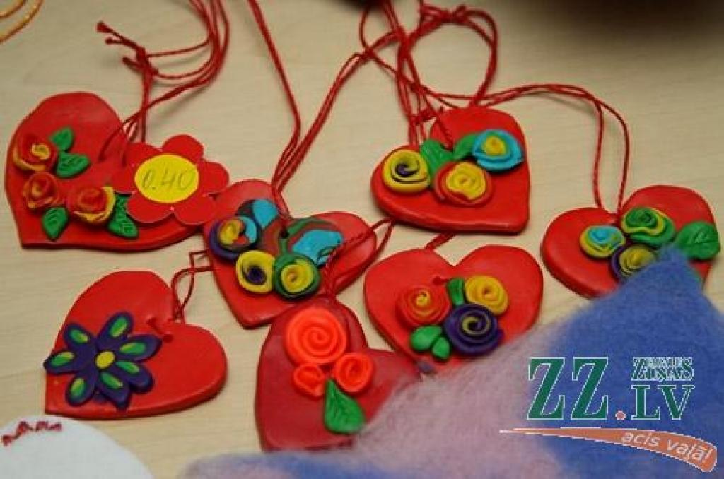 Brošas, atklātnes, krelles, kūkas, zeķes, jaunlaulāto mičošanas komplekts un cimdi – tik plašš bija Jelgavas Sociālo lietu pārvaldes grupu dzīvokļu, dienas centra «Integra», sociālās mājas, Valsts sociālās aprūpes centra «Zemgale» un...