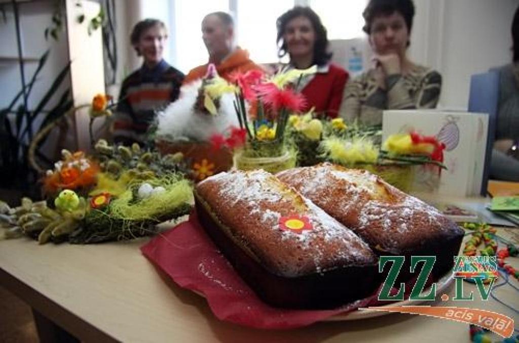 Brošas, atklātnes, krelles, kūkas, zeķes, jaunlaulāto mičošanas komplekts un cimdi – tik plašš bija Jelgavas Sociālo lietu pārvaldes grupu dzīvokļu, dienas centra «Integra», sociālās mājas, Valsts sociālās aprūpes centra «Zemgale» un...