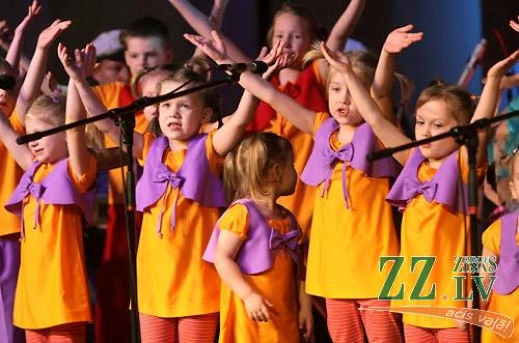 Aģentūras «Kultūra» bērnu vokālais ansamblis «Rotiņa» 15 gadu jubileju atzīmēja sestdien uz Jelgavas kultūras nama skatuves, kur daudzie skatītāji ar interesi noskatījās ansambļa vadītājas Agijas Pizikas kopā ar kustību konsultanti Ramonu...