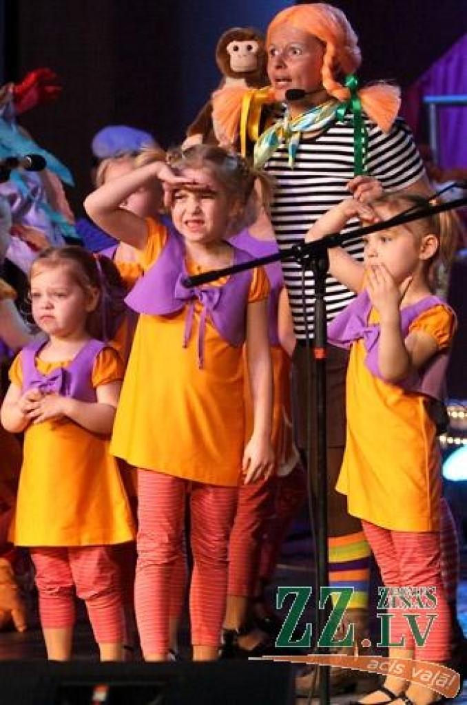 Aģentūras «Kultūra» bērnu vokālais ansamblis «Rotiņa» 15 gadu jubileju atzīmēja sestdien uz Jelgavas kultūras nama skatuves, kur daudzie skatītāji ar interesi noskatījās ansambļa vadītājas Agijas Pizikas kopā ar kustību konsultanti Ramonu...