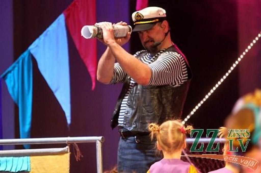 Aģentūras «Kultūra» bērnu vokālais ansamblis «Rotiņa» 15 gadu jubileju atzīmēja sestdien uz Jelgavas kultūras nama skatuves, kur daudzie skatītāji ar interesi noskatījās ansambļa vadītājas Agijas Pizikas kopā ar kustību konsultanti Ramonu...