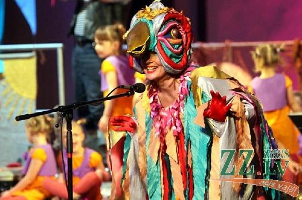 Aģentūras «Kultūra» bērnu vokālais ansamblis «Rotiņa» 15 gadu jubileju atzīmēja sestdien uz Jelgavas kultūras nama skatuves, kur daudzie skatītāji ar interesi noskatījās ansambļa vadītājas Agijas Pizikas kopā ar kustību konsultanti Ramonu...