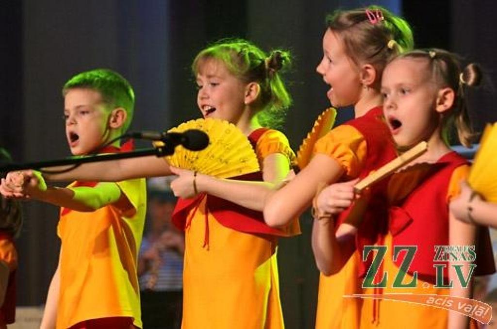 Aģentūras «Kultūra» bērnu vokālais ansamblis «Rotiņa» 15 gadu jubileju atzīmēja sestdien uz Jelgavas kultūras nama skatuves, kur daudzie skatītāji ar interesi noskatījās ansambļa vadītājas Agijas Pizikas kopā ar kustību konsultanti Ramonu...