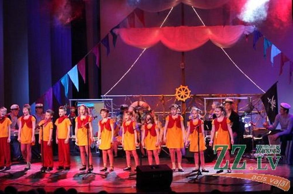 Aģentūras «Kultūra» bērnu vokālais ansamblis «Rotiņa» 15 gadu jubileju atzīmēja sestdien uz Jelgavas kultūras nama skatuves, kur daudzie skatītāji ar interesi noskatījās ansambļa vadītājas Agijas Pizikas kopā ar kustību konsultanti Ramonu...