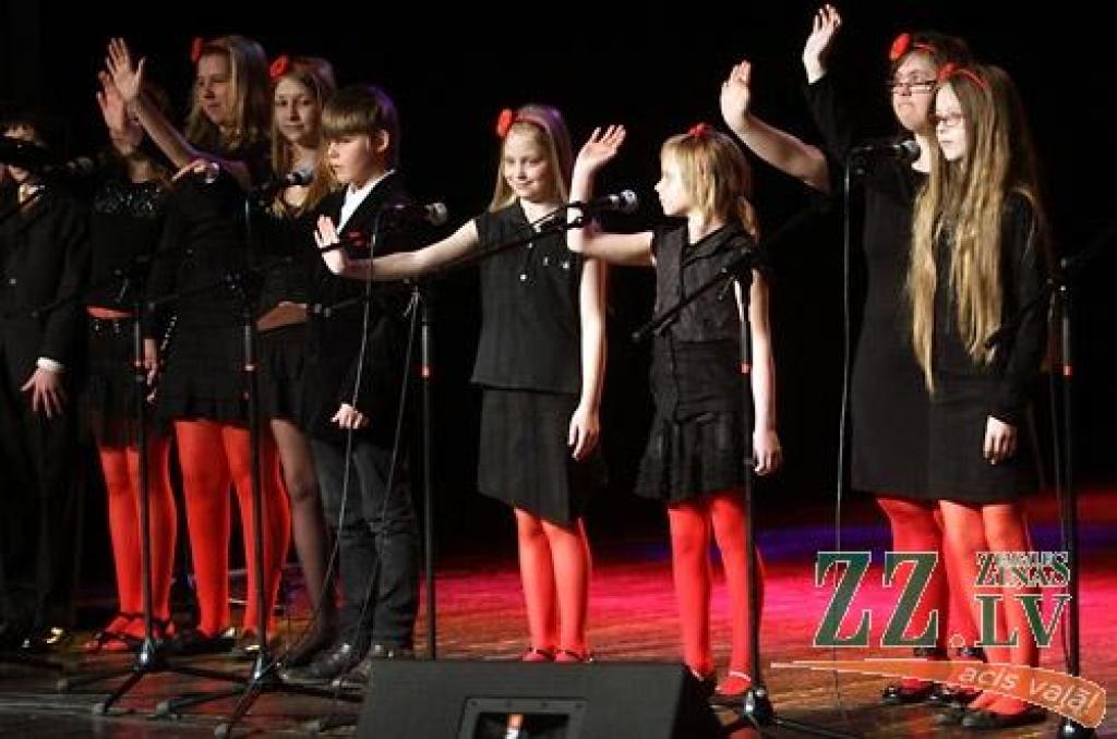 Jelgavas kultūras namā apskatāma integratīvā mākslas festivāla «Nāc līdzās» dalībnieku lietišķās un tēlotājmākslas darbu izstāde, kurā piedalās bērni un jaunieši ar garīgās vai fiziskās attīstības traucējumiem, bāreņi un bērni no sociāli...