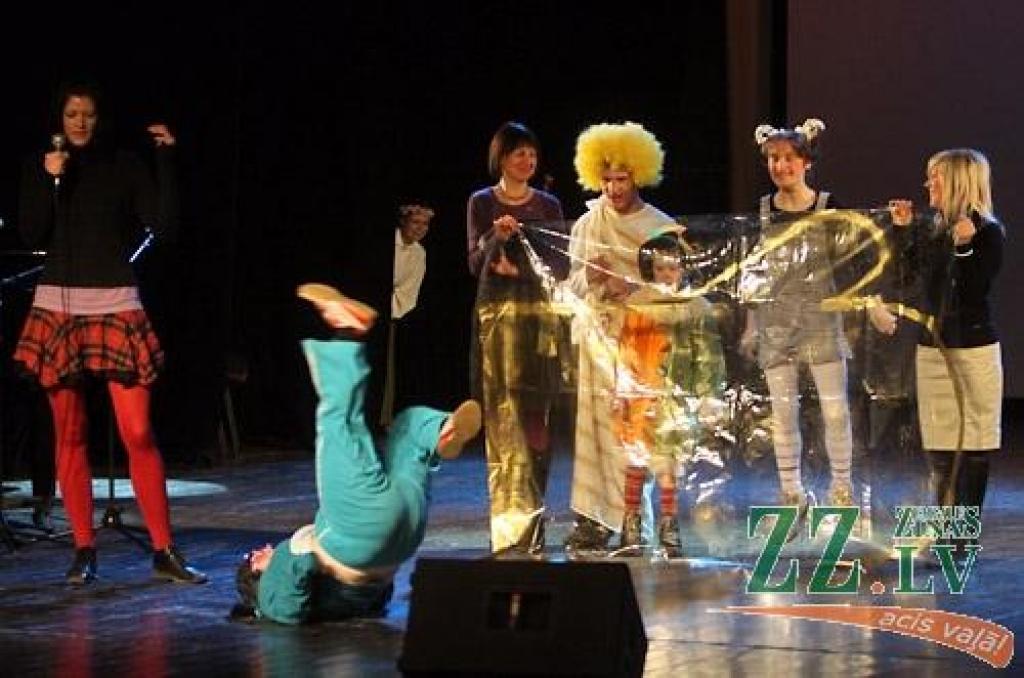 Jelgavas kultūras namā apskatāma integratīvā mākslas festivāla «Nāc līdzās» dalībnieku lietišķās un tēlotājmākslas darbu izstāde, kurā piedalās bērni un jaunieši ar garīgās vai fiziskās attīstības traucējumiem, bāreņi un bērni no sociāli...