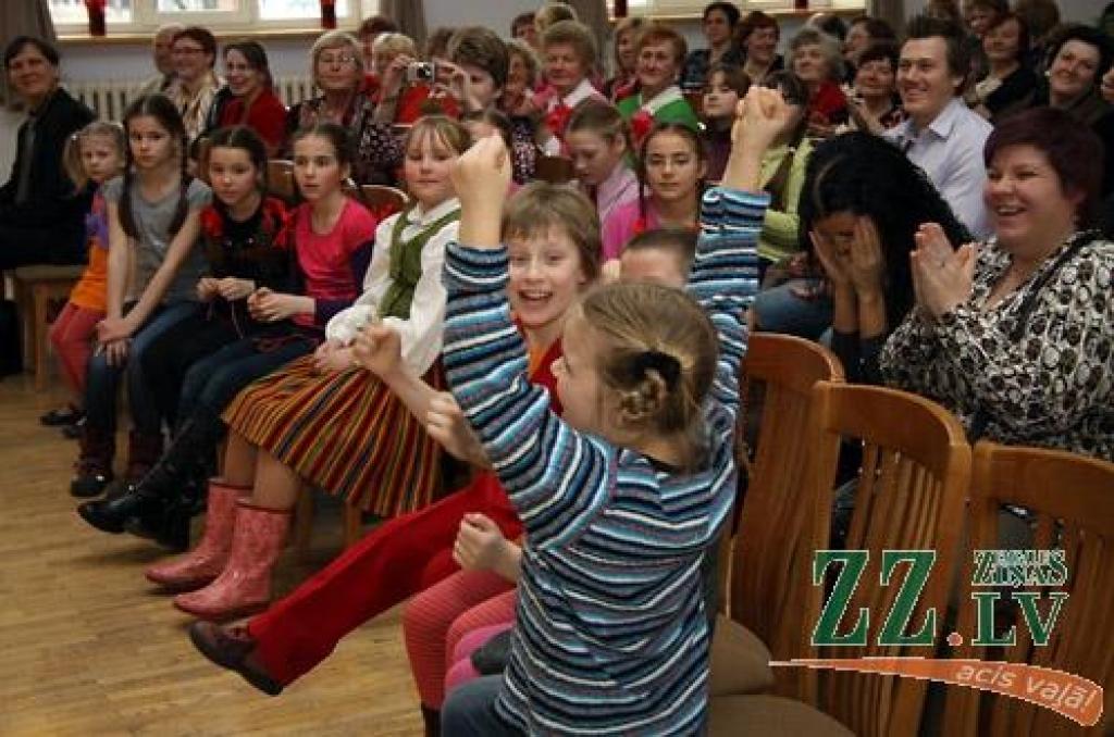 Ar Zemgales vokālo ansambļu sacensību sestdien Ozolnieku tautas namā aizsākās Latvijas vokālo ansambļu konkursa otrā kārta – skates kultūrvēsturiskajos novados. 33 kolektīvu māksliniecisko un vokālo varējumu visas dienas garumā vērtēja...