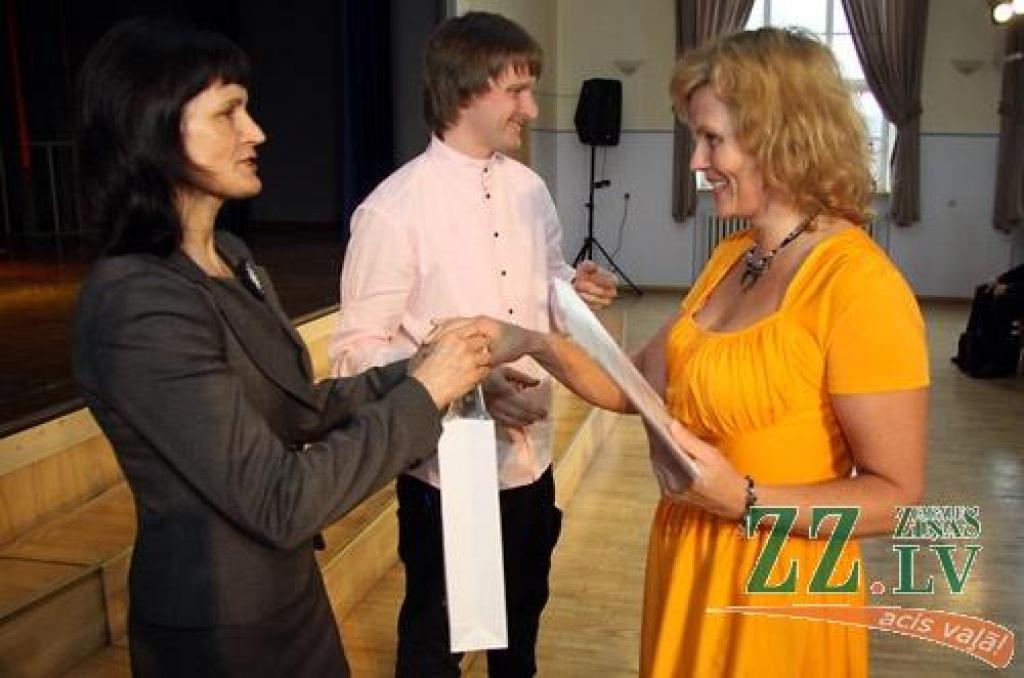 Ar Zemgales vokālo ansambļu sacensību sestdien Ozolnieku tautas namā aizsākās Latvijas vokālo ansambļu konkursa otrā kārta – skates kultūrvēsturiskajos novados. 33 kolektīvu māksliniecisko un vokālo varējumu visas dienas garumā vērtēja...