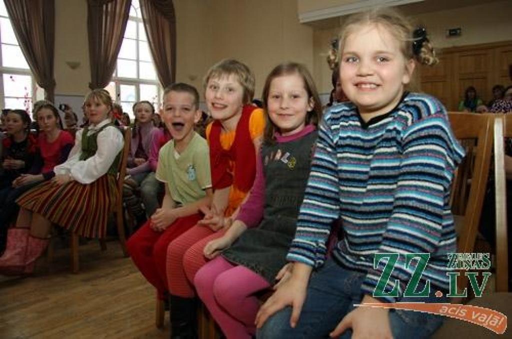 Ar Zemgales vokālo ansambļu sacensību sestdien Ozolnieku tautas namā aizsākās Latvijas vokālo ansambļu konkursa otrā kārta – skates kultūrvēsturiskajos novados. 33 kolektīvu māksliniecisko un vokālo varējumu visas dienas garumā vērtēja...