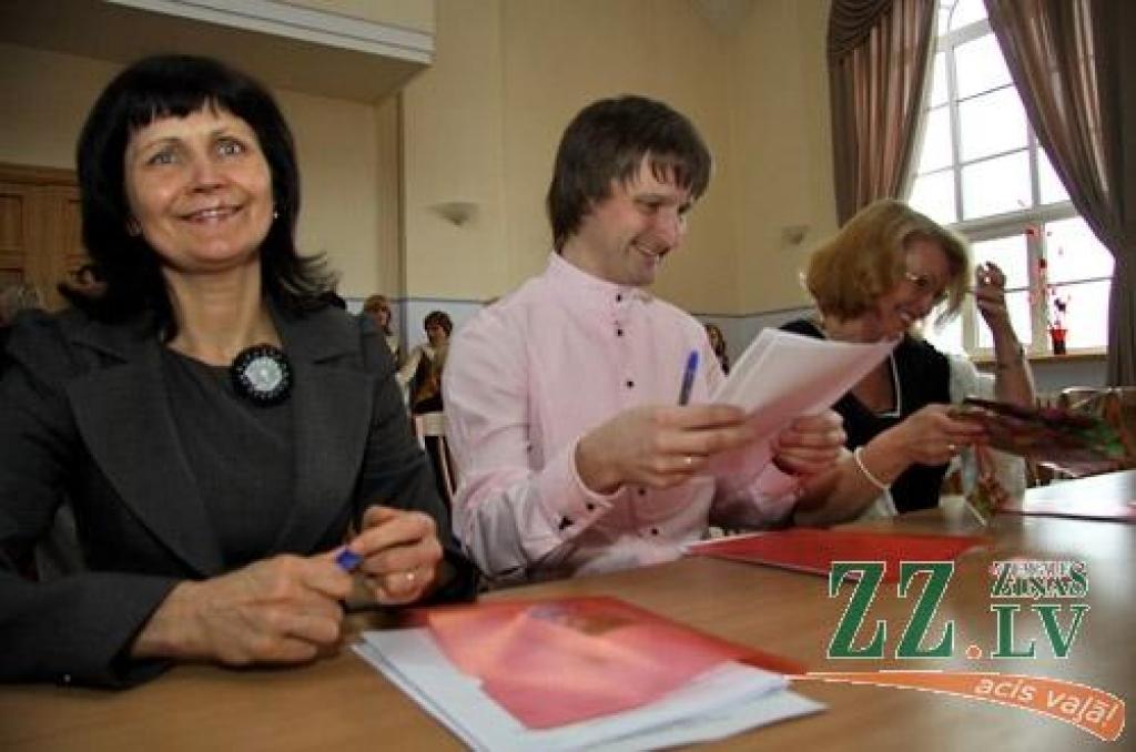 Ar Zemgales vokālo ansambļu sacensību sestdien Ozolnieku tautas namā aizsākās Latvijas vokālo ansambļu konkursa otrā kārta – skates kultūrvēsturiskajos novados. 33 kolektīvu māksliniecisko un vokālo varējumu visas dienas garumā vērtēja...