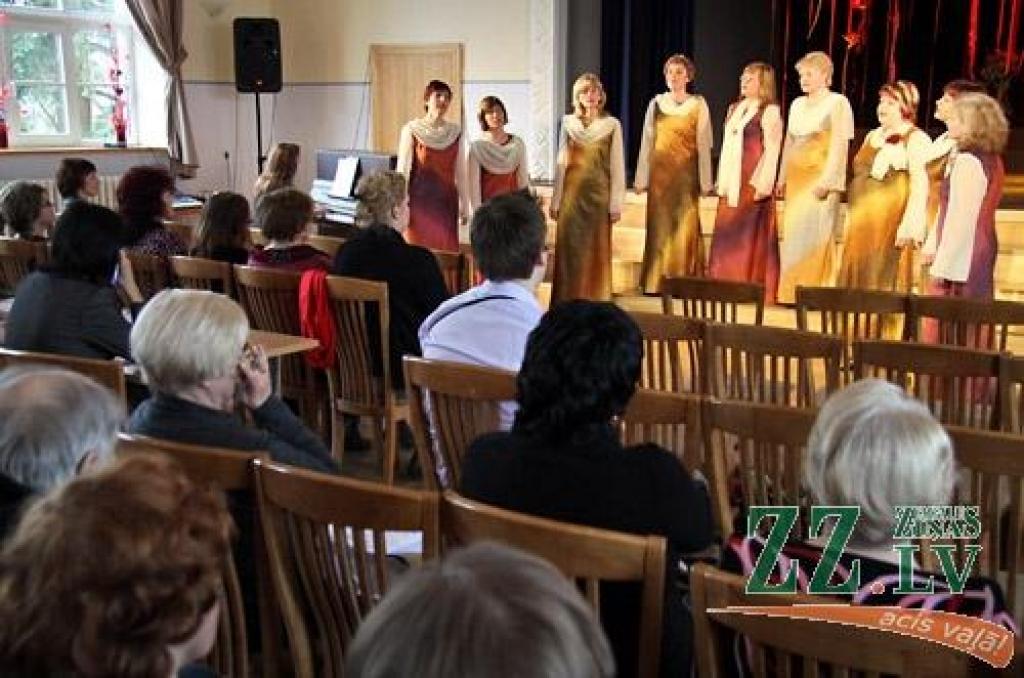 Ar Zemgales vokālo ansambļu sacensību sestdien Ozolnieku tautas namā aizsākās Latvijas vokālo ansambļu konkursa otrā kārta – skates kultūrvēsturiskajos novados. 33 kolektīvu māksliniecisko un vokālo varējumu visas dienas garumā vērtēja...