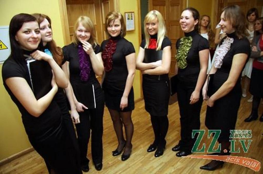 Ar Zemgales vokālo ansambļu sacensību sestdien Ozolnieku tautas namā aizsākās Latvijas vokālo ansambļu konkursa otrā kārta – skates kultūrvēsturiskajos novados. 33 kolektīvu māksliniecisko un vokālo varējumu visas dienas garumā vērtēja...