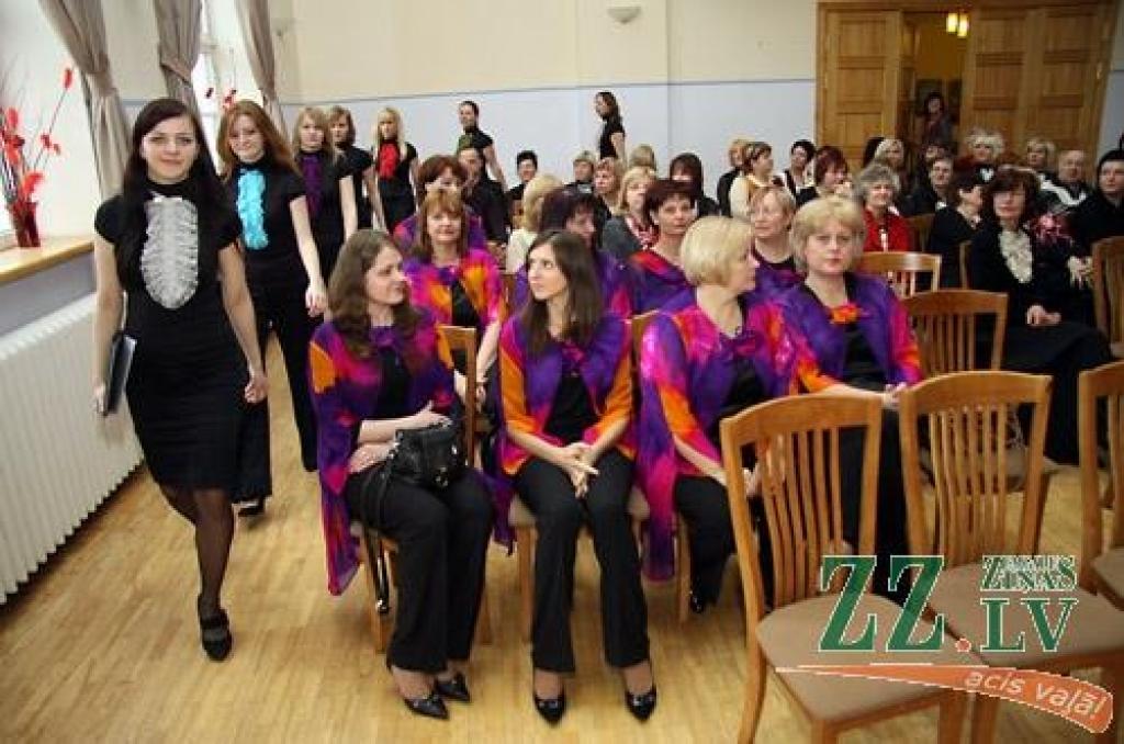Ar Zemgales vokālo ansambļu sacensību sestdien Ozolnieku tautas namā aizsākās Latvijas vokālo ansambļu konkursa otrā kārta – skates kultūrvēsturiskajos novados. 33 kolektīvu māksliniecisko un vokālo varējumu visas dienas garumā vērtēja...