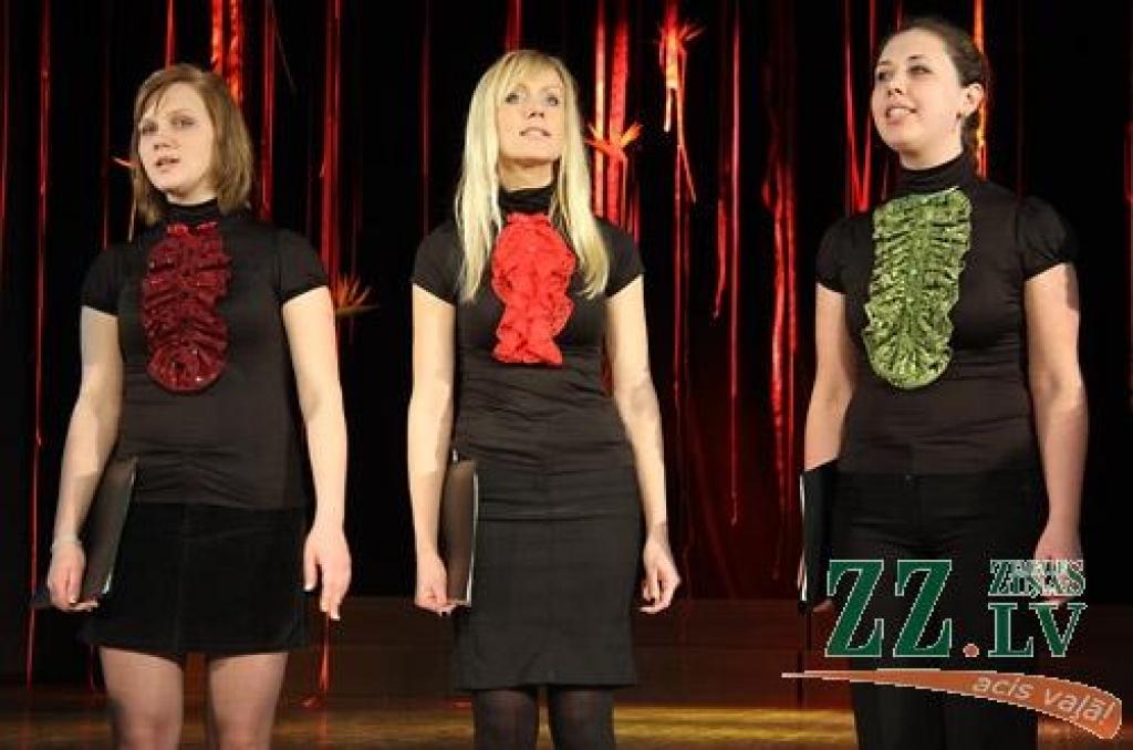 Ar Zemgales vokālo ansambļu sacensību sestdien Ozolnieku tautas namā aizsākās Latvijas vokālo ansambļu konkursa otrā kārta – skates kultūrvēsturiskajos novados. 33 kolektīvu māksliniecisko un vokālo varējumu visas dienas garumā vērtēja...