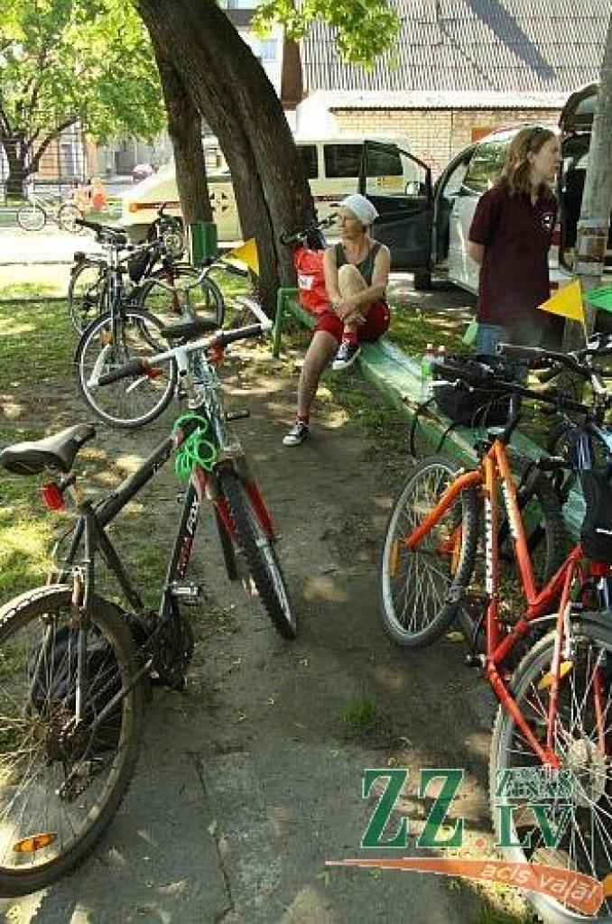 No Jelgavas uz Auci 31.maijā devās jelgavnieki - «Dromses un cilvēcības velobrauciena» dalībnieki.
Tas ir ceļš, ko Otrā pasaules kara laikā 1941.gada jūnija beigās vai jūlijā ar velosipēdu veica izcilais Jelgavas Lauksaimniecības...