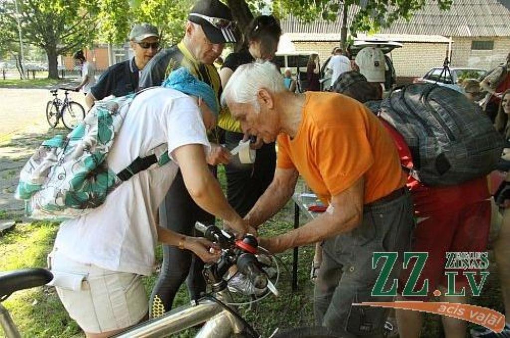 No Jelgavas uz Auci 31.maijā devās jelgavnieki - «Dromses un cilvēcības velobrauciena» dalībnieki.
Tas ir ceļš, ko Otrā pasaules kara laikā 1941.gada jūnija beigās vai jūlijā ar velosipēdu veica izcilais Jelgavas Lauksaimniecības...
