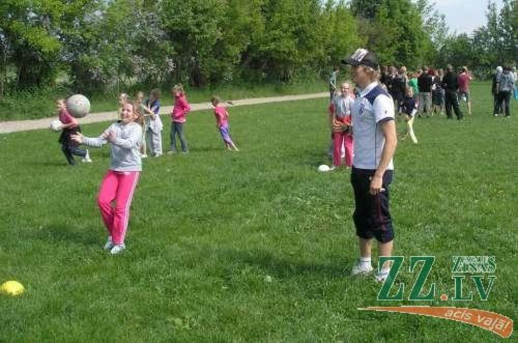Pirmdien, 30.maijā, Svētes pamatskolā viesojās futbola kluba «Jelgava» sportisti, kuri skolēniem ierādīja futbola spēles māku. Tāpat Svētes pamatskolas audzēkņi saņēma ielūgumus uz kādu futbola kluba spēli. Savukārt bērni sveica...