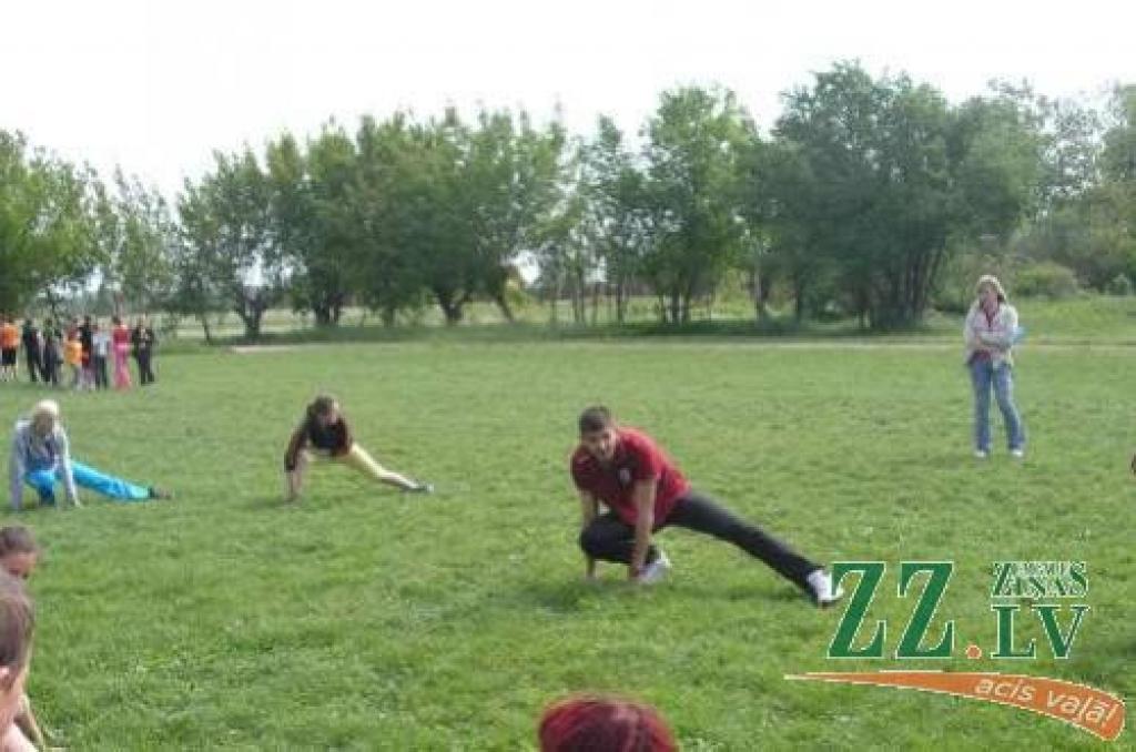 Pirmdien, 30.maijā, Svētes pamatskolā viesojās futbola kluba «Jelgava» sportisti, kuri skolēniem ierādīja futbola spēles māku. Tāpat Svētes pamatskolas audzēkņi saņēma ielūgumus uz kādu futbola kluba spēli. Savukārt bērni sveica...