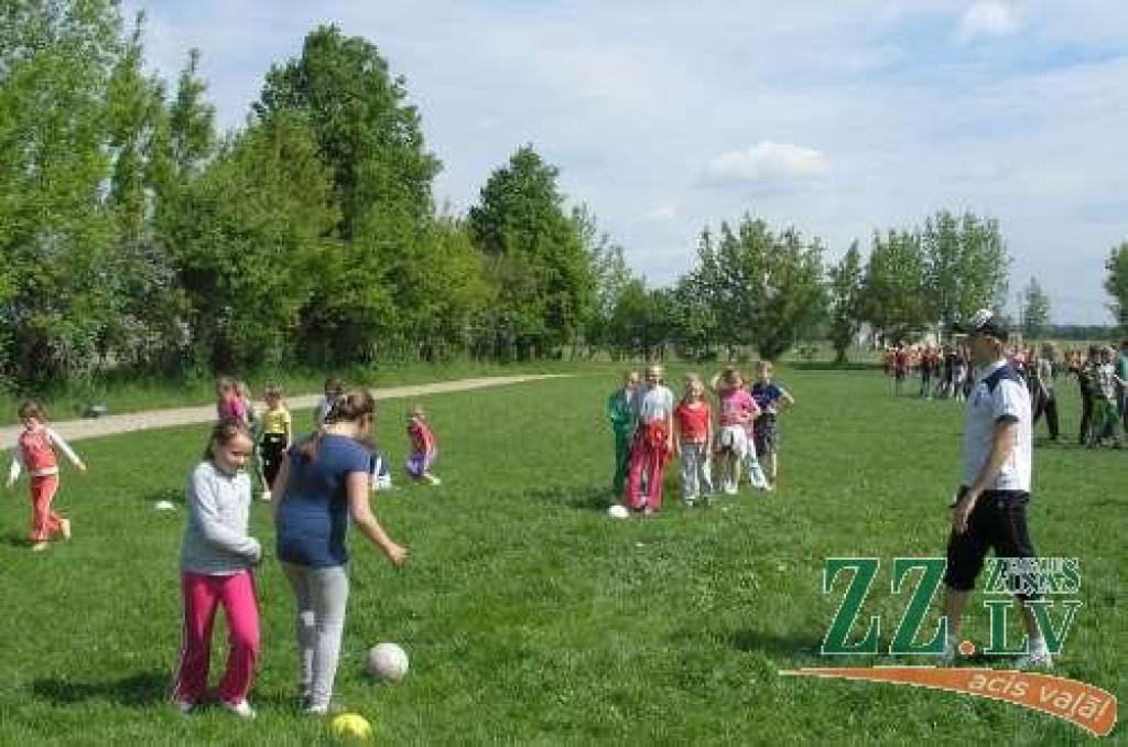 Pirmdien, 30.maijā, Svētes pamatskolā viesojās futbola kluba «Jelgava» sportisti, kuri skolēniem ierādīja futbola spēles māku. Tāpat Svētes pamatskolas audzēkņi saņēma ielūgumus uz kādu futbola kluba spēli. Savukārt bērni sveica...
