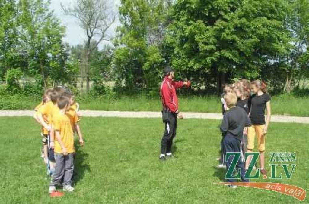 Pirmdien, 30.maijā, Svētes pamatskolā viesojās futbola kluba «Jelgava» sportisti, kuri skolēniem ierādīja futbola spēles māku. Tāpat Svētes pamatskolas audzēkņi saņēma ielūgumus uz kādu futbola kluba spēli. Savukārt bērni sveica...