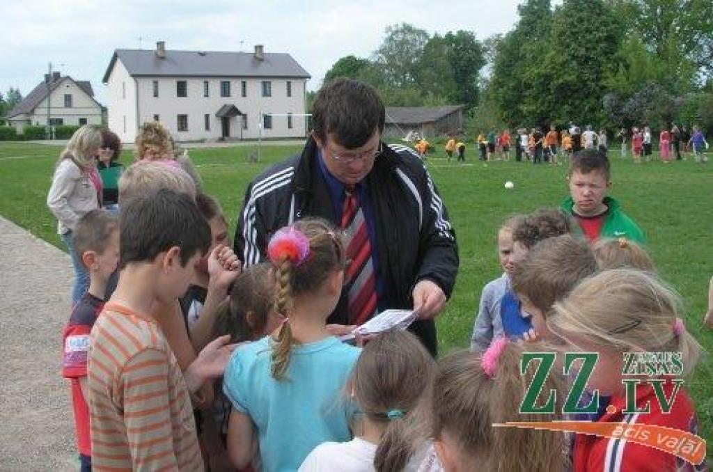 Pirmdien, 30.maijā, Svētes pamatskolā viesojās futbola kluba «Jelgava» sportisti, kuri skolēniem ierādīja futbola spēles māku. Tāpat Svētes pamatskolas audzēkņi saņēma ielūgumus uz kādu futbola kluba spēli. Savukārt bērni sveica...