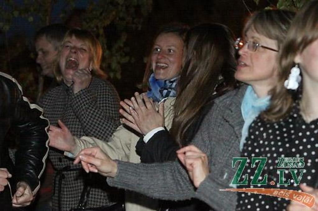 Pirmo reizi Jelgavas Pilsētas svētku vēsturē Uzvaras parkā pēc grupu «Laikā pirms...» un «Labvēlīgais tips» koncerta jelgavniekus šogad priecēja tepat Latvijā radīts ūdens strūklaku šovs – kolektīvam no Talsiem, kas to uzņēmies veidot,...