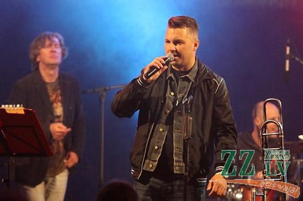 Pirmo reizi Jelgavas Pilsētas svētku vēsturē Uzvaras parkā pēc grupu «Laikā pirms...» un «Labvēlīgais tips» koncerta jelgavniekus šogad priecēja tepat Latvijā radīts ūdens strūklaku šovs – kolektīvam no Talsiem, kas to uzņēmies veidot,...