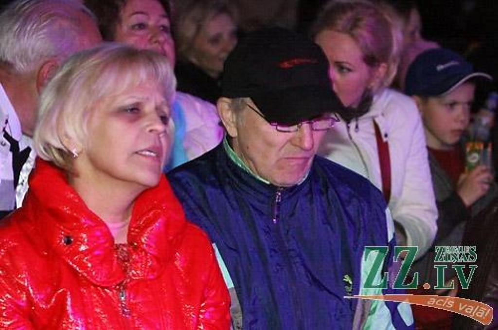 Pirmo reizi Jelgavas Pilsētas svētku vēsturē Uzvaras parkā pēc grupu «Laikā pirms...» un «Labvēlīgais tips» koncerta jelgavniekus šogad priecēja tepat Latvijā radīts ūdens strūklaku šovs – kolektīvam no Talsiem, kas to uzņēmies veidot,...
